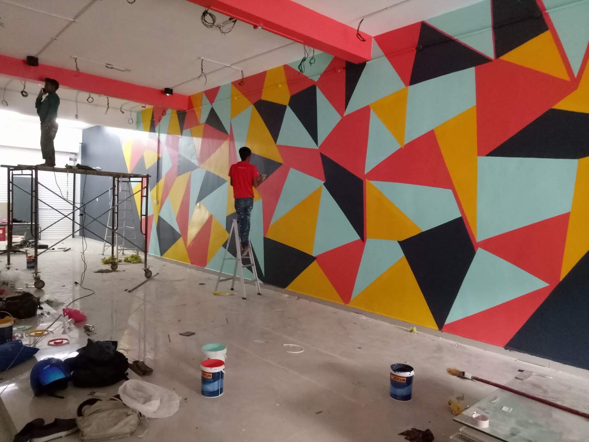 Mural Geometri Berwarna