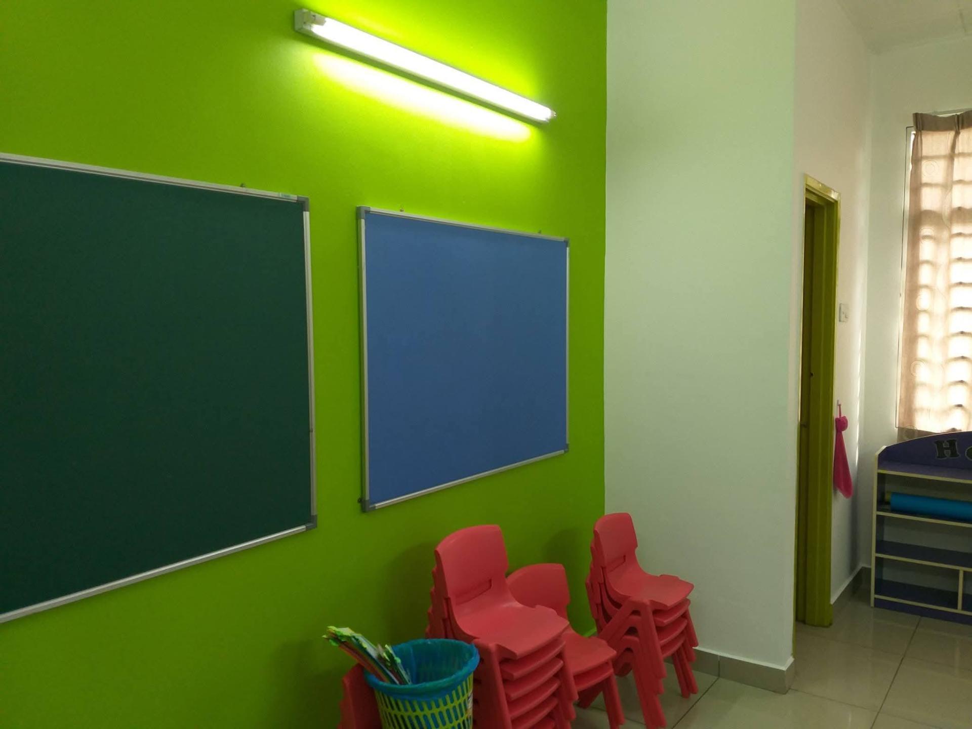 Cat Tadika — Dinding Hijau Ceria