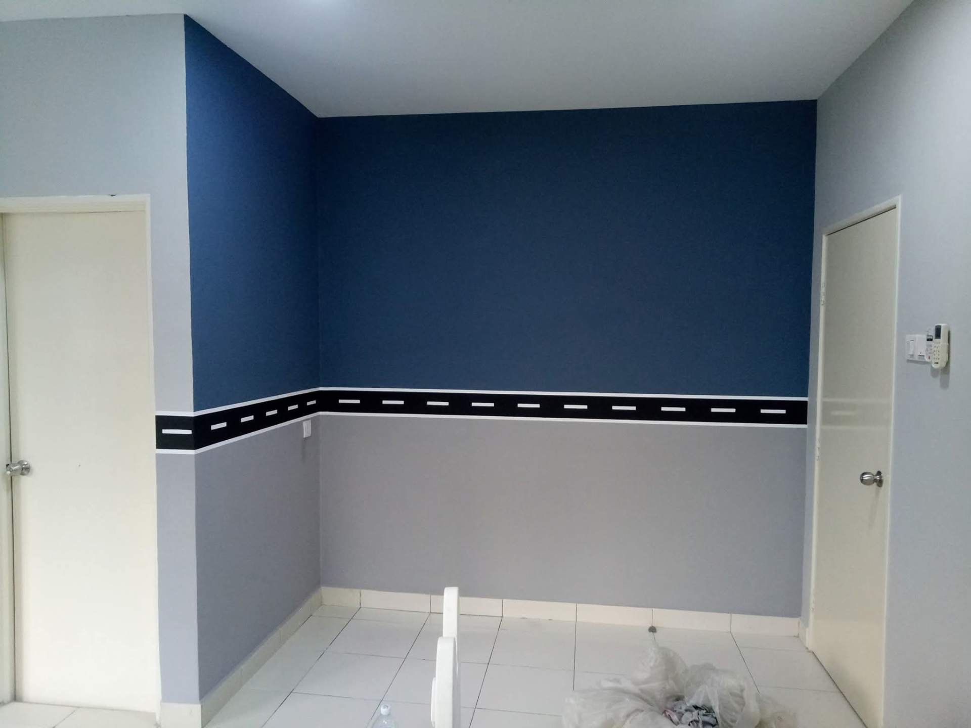 Cat Dinding Dua Tona dengan Jalur